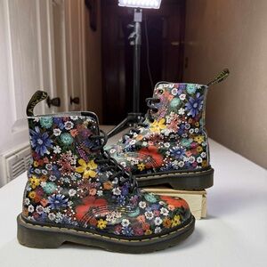 Sz 8 US WOMEN DOC DR MARTENS 1460 PASCAL WANDERLUST FLORAL LACE UP BOOT